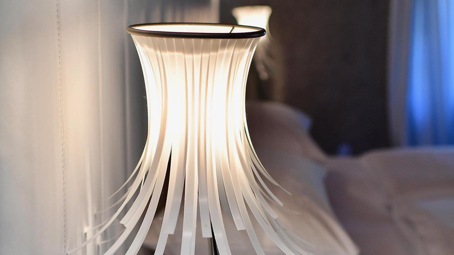 hotel-turm-zimmer-lampe-6416