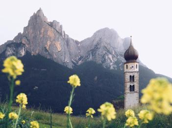 hotel-turm-umgebung-schlerblick-mit-kapelle